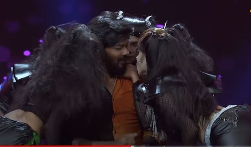 Sudigali Sudheer Romance With 5 Girls, Anchor Rashmi Supports