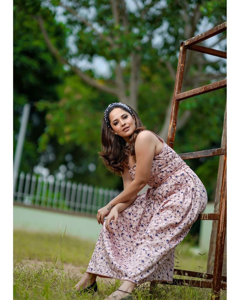 అయితే అనసూయ తరచూ నెటిజన్ల ఆగ్రహానికి, కామెంట్లకు గురవుతుంటుంది. 