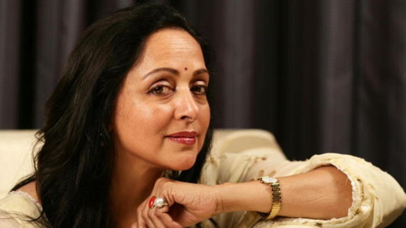 हेमा ने एक इंटरव्यू में कहा था- भले ही मैं कभी प्रकाश के बारे में बात नहीं करती, लेकिन मैं उनका बहुत सम्मान करती हूं। मेरी बेटियां भी धरमजी की फैमिली का पूरा सम्मान करती हैं। दुनिया मेरी लाइफ के बारे में विस्तार से जानना चाहती है, लेकिन यह दूसरों को बताने के लिए नहीं है। इससे किसी को मतलब नहीं होना चाहिए।
