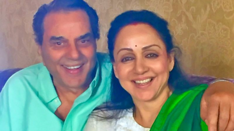 किताब के मुताबिक, हेमा मालिनी शादी के बाद कभी धर्मेंद्र के पुश्तैनी घर नहीं गईं। दरअसल, हेमा ने धर्मेंद्र से शादी जरूर की थी, लेकिन वे उनकी दूसरी फैमिली (पहली पत्नी प्रकाश कौर और बच्चे) को डिस्टर्ब नहीं करना चाहती थीं। 