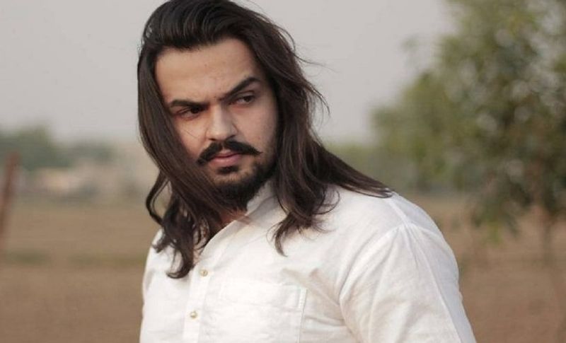 बता दें कि जब सपना चौधरी ने बेटे को जन्म दिया तो सोशल मीडिया पर कुछ लोगों ने सपना और वीर को लेकर गलत टिप्पणी की थी। इस पर वीर ने फेसबुक पर लाइव आकर उन्हें जवाब दिया था। इसके बाद फेसबुक पर ही नवीन पंघाल और वीर साहू के बीच जुबानी वार छिड़ गई थी। जहां दोनों ने एक-दूसरे को चुनौती देते हुए 12 अक्टूबर को महम चौबीसी के चबूतरे पर आमने-सामने होने का ऐलान किया था।
