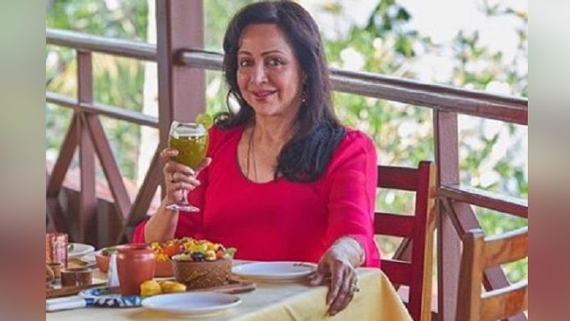 हेमा मालिनी शुद्ध शाकाहारी हैं और वह कहती हैं, “यह जानना कि मेरा भोजन पेड़-पौधे और जानवरों की मदद कर रहा हैं, मुझे खुश करता हैं।”
