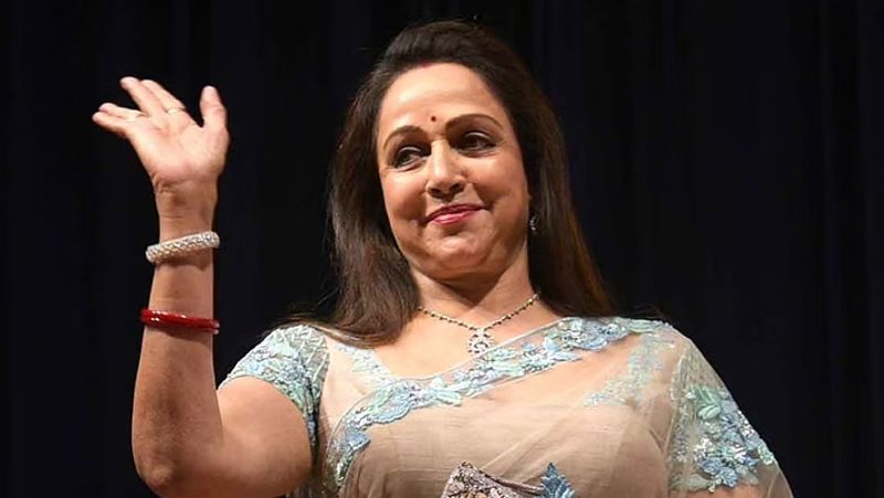 हेमा मालिनी प्योर वेजिटेरियन हैं और अपनी फिटनेस का सबसे बड़ा मूल मंत्र भी इसे मानती हैं। बहुत से ऐसे वेजिटेरियन फूड्स होते हैं जिनमें कैलोरी और फैट की मात्रा कम होती है, जिससे शरीर में फैट एकत्रित नहीं होता है और वजन भी कंट्रोल रहता है।