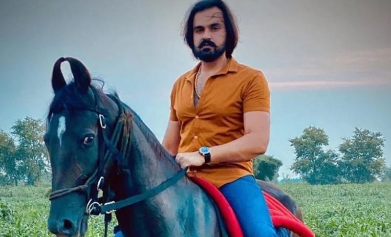 वीर साहू किसान परिवार से ताल्लुक रखते हैं। केंद्र सरकार द्वारा कृषि को लेकर पारित विधेयक को लेकर देश के कई हिस्सों में विरोध हुआ, इस विरोध प्रदर्शन में शामिल हुए थे।