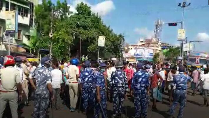 Jute mill closed ahead of Durga Puja, workers agitation on roads at Titagarh ASB Jute mill closed ahead of Durga Puja, workers agitation on roads at Titagarh ASB