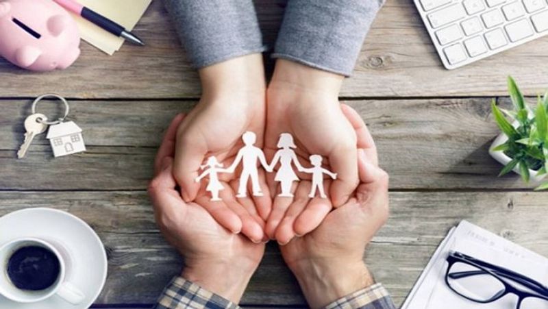 18 से 65 वर्ष के लोगों के लिए बीमा पॉलिसी
सरल जीवन बीमा (Saral Jeevan Bima) पूरी तरह से टर्म लाइफ इन्श्योरेंस पॉलिसी होगी। इसे 18 से 65 साल के लोग ले सकेंगे। इन्श्योरेंस रेग्युलेटरी एंड डेवलपमेंट अथॉरिटी ऑफ इंडिया (IRDAI) ने जो दिशा-निर्देश जारी किए हैं, उनके मुताबिक इन पॉलिसीज की अवधि 4 साल से लेकर 40 साल तक की होगी। गाइडलाइन्स के मुताबिक, सरल जीवन बीमा में 5 लाख से 25 लाख तक (50 हजार के गुणक में) की पॉलिसी खरीदी जा सकेगी।
(फाइल फोटो)
