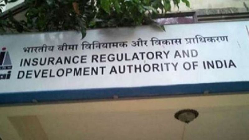 मेच्योरिटी बेनेफिट नहीं
सरल जीवन बीमा में कोई मेच्योरिटी बेनिफिट नहीं मिलेगा। इसमें 45 दिनों का वेटिंग पीरियड होगा। इस पॉलिसी के तहत सुसाइड के मामले में कोई क्लेम नहीं किया जा सकेगा। पॉलिसीधारक की पॉलिसी अवधि के दौरान मृत्यु हो जाने के बाद नॉमिनी को बीमा राशि के बराबर क्लेम मिलेगा। इस बीमा पॉलिसी को कोई भी खरीद सकता है।
(फाइल फोटो)
