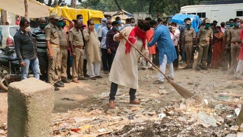 रवि किशन ने आगे कहा कि 'स्वच्छता के प्रति खुद भी जागरूक बनें और समाज के अन्य लोगों को भी जागरूक करें। स्वच्छ भारत में ही स्वस्थ्य भारत होगा।'