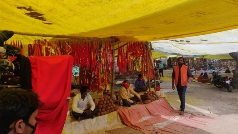 बहरहाल, इन दिनों रवि किशन अपने बयानों के चलते भी चर्चा में हैं। दरअसल, हाल ही में उन्होंने भोजपुरी अश्लीलता का मुद्दा उठाया है। जिसके बाद सोशल मीडिया पर उन्हें ट्रोलर्स का सामना करना पड़ा है।
