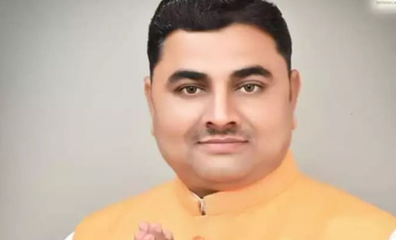 धीरेंद्र हर जगह विधायक की परछाईं की तरह नजर आता रहा। यहीं कारण रहा कि वर्ष 2017 के मई माह से शुरू हुई यह रार गुरुवार को खूनी संघर्ष में तब्दील हो गई। बताया जाता है कि आरोपी विधायक के सभी आयोजन में मौजूद रहता था। चाहे कोरोना काल में गरीबों में राशन बांटने का मामला हो या सामूहिक विवाह की तैयारी रही हो।
