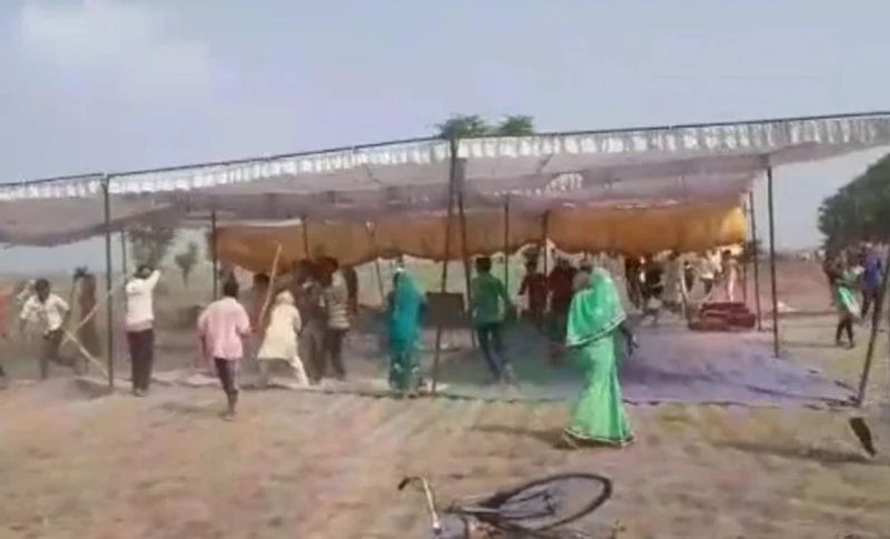 दरअसल, दुर्जनपुर गांव में कोटे की दुकान आवंटन को लेकर खुले में एक बैठक बुलाई गई थी, जिसमें एसडीएम सुरेश पाल, सीओ चंद्रकेश सिंह और बीडीओ गजेंद्र प्रताप सिंह की मौजदूगी में मामला शांत करना था। लेकिन इसी दौरान दोनों पक्षों विवाद होने लगा और आरोपी धीरेंद्र सिंह ने जयप्रकाश उर्फ गामा पाल को ताबड़तोड़ 4 गोलियां मारकर हत्या कर दी। जिसके बाद दोनों गुटों में फायरिंग और लाठी ड़डे चलने लगा। घटना का वीडियो सोशल मीडिया पर वायरल हो गया। मामला जब सीएम योगी तक पहुंचा उन्होंने आनन-फानन में SDM और CO को तुंरत निलंबित कर दिया।
