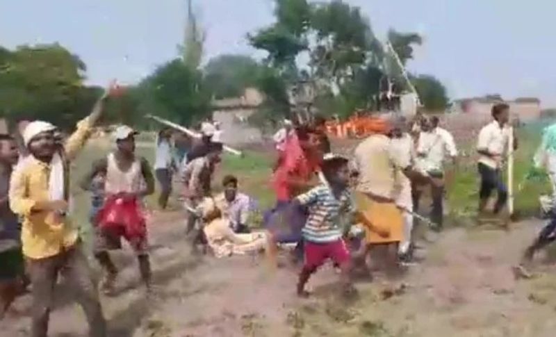 तस्वीर देखकर आप अंदाजा लगा सकते हैं कि किस तरह से आरोपी ने इस वारदात को अंजाम दिया था। पुलिस-प्रशासन के सामने उसके गुट के लोगों ने लाठी डंडे लहराते हुए फायरिंग तक कर दी थी।
