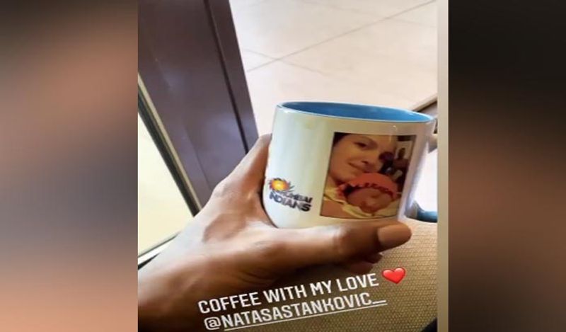 हार्दिक पंड्या और उनकी पत्नी नताशा सोशल मीडिया पर काफी एक्टिव रहते हैं। हाल ही में हार्दिक ने दुबई के होटल रूम से एक स्टोरी पोस्ट की। इसमें वो नताशा और बेटे अगस्त्य की तस्वीर वाले कॉफी मग में कॉफी की चुस्कियां लेते नजर आए।
