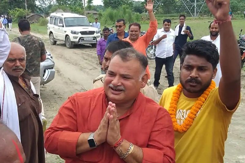 छोटन शुक्ला अंडरवर्ल्ड में वर्चस्व बनाए रखने की जंग में भी शामिल थे। इसी दौरान 1994 में उसकी हत्या हो गई। आरोप पू्व मंत्री बृजबिहारी प्रसाद पर भी लगा। इसी हत्या के विरोध में मुन्ना प्रदर्शन कर रहे थे कि गोपालगंज के डीएम जी कृष्णैया की भीड़ में पीट-पीटकर हत्या कर दी गई, जिसका सीधा आरोप मुन्ना शुक्ला पर लगा। इसके बाद वह अपराध जगत में चल गए।
-(फोटो स्त्रोत- सोशल मीडिया)