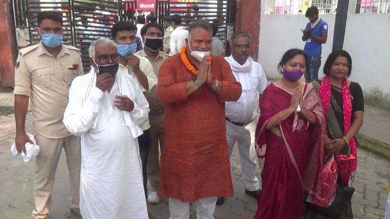 बिहार के लालगंज क्षेत्र के मुन्ना शुक्ला की प्रारंभिक शिक्षा गांव में ही हुई थी। वे चार भाइयों में तीसरे नंबर पर थे। बडे भाई छोटन शुक्ला अपराध जगत का बेताज बादशाह रहे। उसने यूनिवर्सिटी से आपराधिक यात्रा शुरू की थी। बाद में वे ठेकेदारी करने लगे। बताते हैं कि उत्तर बिहार के हर बड़े प्रोजेक्ट पर छोटन का कब्जा होता था।(फोटो स्त्रोत- सोशल मीडिया)
