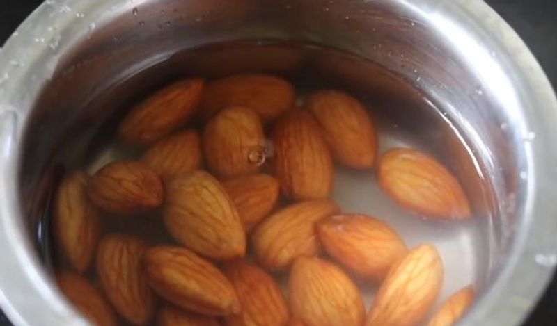 इसके लिए आप रात को 12 से 15 बादाम को पानी में भिगो दें। बादाम में कई गुण भरे होते हैं। इसमें कई तरह के अच्छे फैट मौजूद होते हैं। ये बॉडी के टॉक्सिन्स को क्लियर करते हैं। 