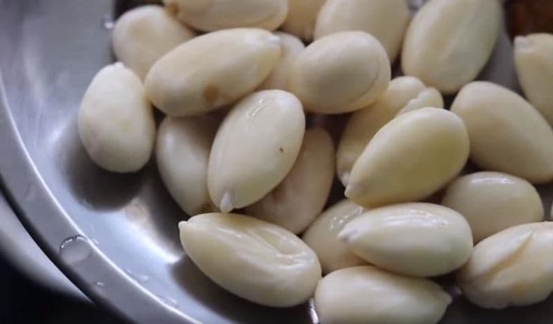 अब सुबह इन बादाम को छील लें। पानी में भिगो देने से इनके छिलके बेहद आसानी से उतर जाते हैं। अब इन बादाम को मिक्सी जार में डाल दें। 