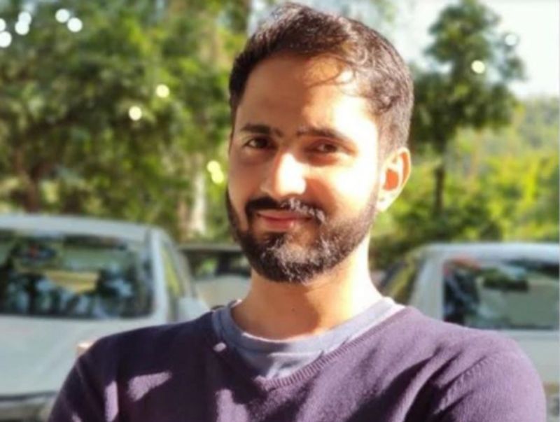 नहीं जानते पिछले अटेम्पट्स की गलतियां –
दूसरे कैंडिडेट्स से अलग आशुतोष को नहीं समझ आता कि उनके पिछले अटेम्प्ट्स में क्या गलतियां थी। उन्हें लगता है वे शुरू से ही एक जैसी स्ट्रेटजी और तैयारी का तरीका फॉलो करते आ रहे हैं बस कोशिश करते रहे कि पिछली बार से अगली बार और इम्प्रूव कर जाएं। एक इंटरव्यू में आशुतोष कहते हैं कि, मैं नहीं जानता कि पिछले प्रयासों में क्या गलती थी। अपनी तैयारी और स्ट्रेटजी आदि को लेकर वे शुरू से साफ थे। ऐसे में जब बार-बार सेलेक्शन नहीं हुआ तो वे केवल अपने आप को और सुधारने पर काम कर पाए, इससे ज्यादा कुछ नहीं।