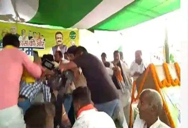 तेज प्रताप यादव और ऐश्वर्या राय के बीच तलाक का मामला कोर्ट में लंबित है। दामाद के इस फैसले से नाराज होकर उनके ससुर चंद्रिका राय आरजेडी छोड़कर जदयू में चले गए। वो अपनी परंपरागत सीट परसा से चुनाव लड़ रहे हैं।
