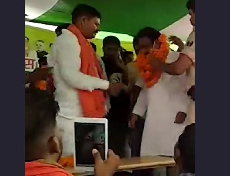 बताया जा रहा है कि वो गुरुवार को सोनपुर में एक सभा कर रहे थे। सभा के दौरान मंच पर चंद्रिका राय के साथ एनडीए के कई नेता मौजूद थे। वह भाषण देते इससे पहले ही उन्हें माला पहनाने के लिए सभा में आए लोगों के बीच होड़ लग गई। 