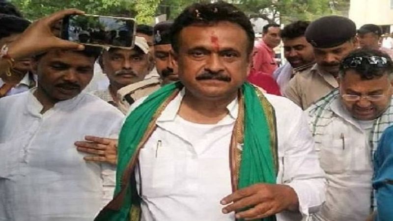 लालू के समधी के भी किस्मत का होगा फैसला
जेडीयू से ही शेल्टर होम कांड के बाद मंत्री की कुर्सी गंवाने वाली मंजू वर्मा भी इसी चरण में चेरिया बरियारपुर से चुनाव लड़ी रही हैं, वहीं इस चरण में एक और खास सीट है। हरनौत से पूर्व मंत्री हरिनारायण सिंह हैं मैदान में हैं। परसा से पूर्व सीएम दरोगा राय के पुत्र और लालू यादव के समधी विधायक चंद्रिका राय भी प्रमुख हैं।
(फोटो में चंद्रिका राय)