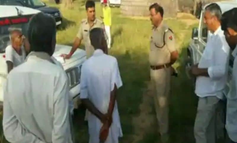 पुलिस ने मामले की जानकारी लगते ही पूरे गांव में भारी पुलिस बल तैनात कर दिया है। साथ ही गांव की सीमा को भी सील कर दिया गया। फिलहाल मौके जिला पुलिस के सभी बड़े अधिकारी मौजूद हैं। वहीं पुलिस ने पूरे गांव के लोगों के बयान लेने शुरू कर दिए हैं। (प्रतीकात्मक फोटो)
