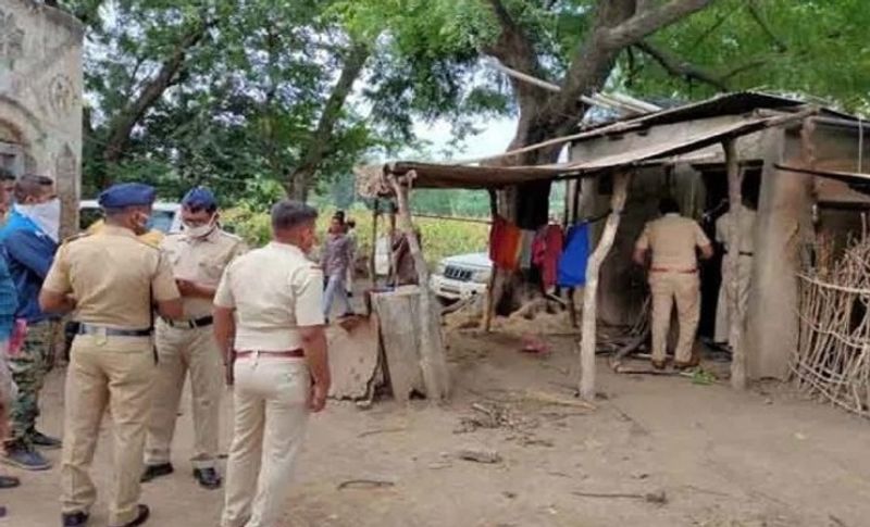पुलिस ने बताया कि चारों बच्चों के कुल्हाड़ी से बुरी तरह काटा गया है। मृतक बच्चों की पहचान सरिता (12), रावल (11), अनिल (8) और सुमन (3) के रूप में हुई। काफी दिनों से यह चारों बच्चे अकेले घर में रह रहे थे। इनके माता पता अपने पैतृक स्थान खरगोन-मध्यप्रदेश गए थे।
