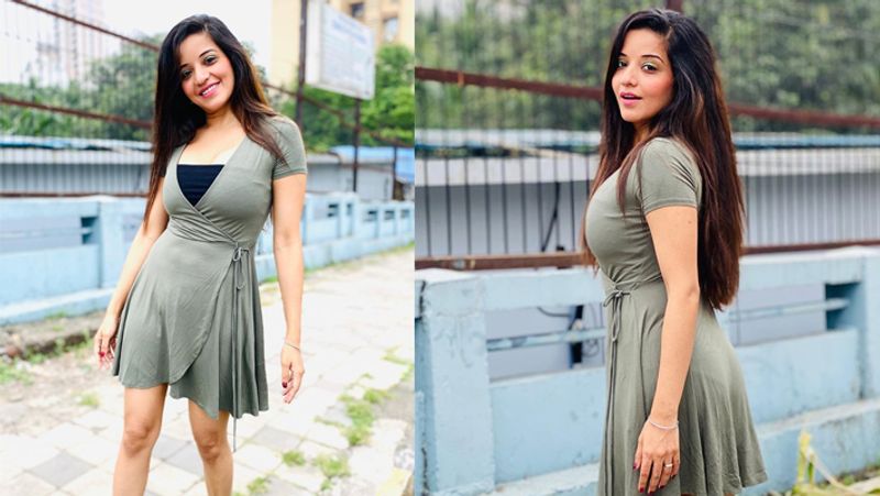 మోనాలిసా టాప్ లెస్ ఫోటోలు చూసిన ఓ నెటిజెన్ 'ఈమె రియల్ మోనాలిసా కాదు కానీ ముంబై మోనాలిసా...అసలు మోనాలిసా అకౌంట్ మరేదో అయి ఉంటుంది' అని సెటైర్ వేశాడు. 