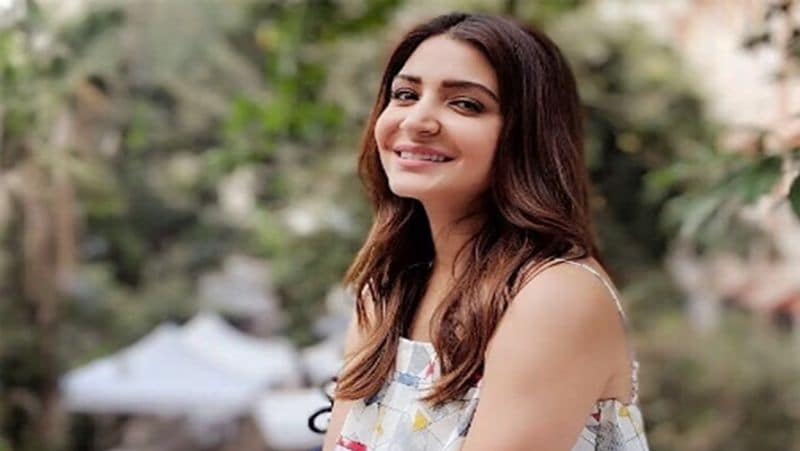 अनुष्का शर्मा
अनुष्का शर्मा (Anushka sharma) और विराट कोहली (Virat Kohli) क्रिकेट और बॉलीवुड के पावर कपल माने जाते हैं। दोनों की पर्सनल लाइफ से लेकर प्रोफेशनल लाइफ में फैंस को काफी इंटरेस्ट है। अनुष्का अभी अपने प्रेग्नेंसी पीरियड से गुजर रही हैं। ऐसे में विराट के खेल में बिजी होने पर वो अपना टाइम सोशल मीडिया पर बिताती हैं। उनके इंस्टाग्राम पर कुल 43.3 मिलियन फॉलोअर्स हैं।