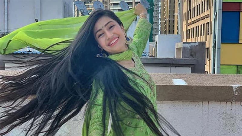 धनाश्री वर्मा
आरसीबी के लेग स्पिनर युजवेंद्र चहल (Yuzvendra Chahal) की मंगेतर धनाश्री वर्मा (Dhanashree Verma) इन दिनों सोशल मीडिया पर जमकर सुर्खियां बटोर रही है। उनके वीडियो आए दिन वायरल होते हैं। हाल ही में उनके दुबई पहुंचने की खबर भी सोशल मीडिया पर जमकर वायरल हुई थी। बता दें कि वे मशहूर यूट्यूबर और डांसर हैं। उनके इंस्टाग्राम पर कुल 1.8 मिलियन फॉलोअर्स हैं।
