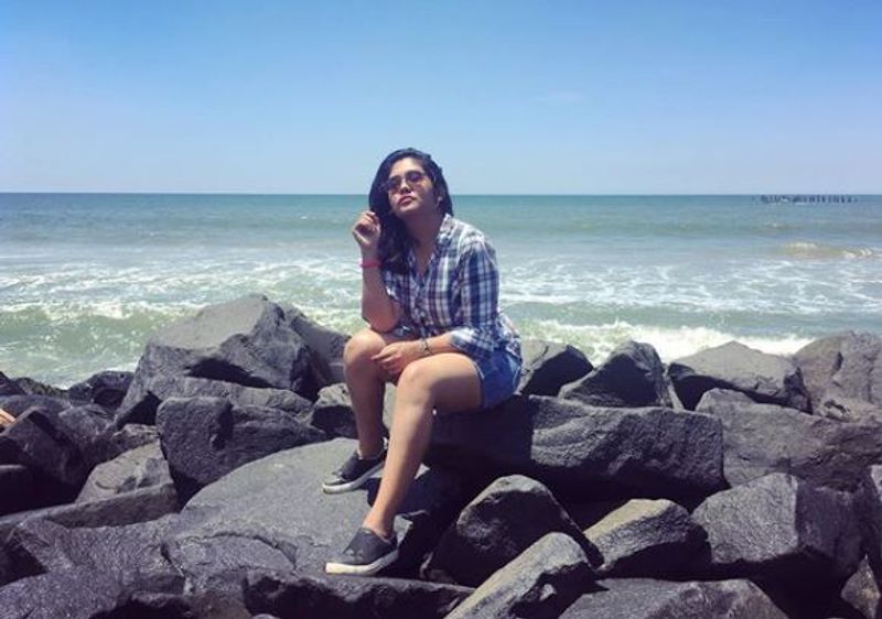 seriyal actress shruthi swimming pool bath photos and short dress photos