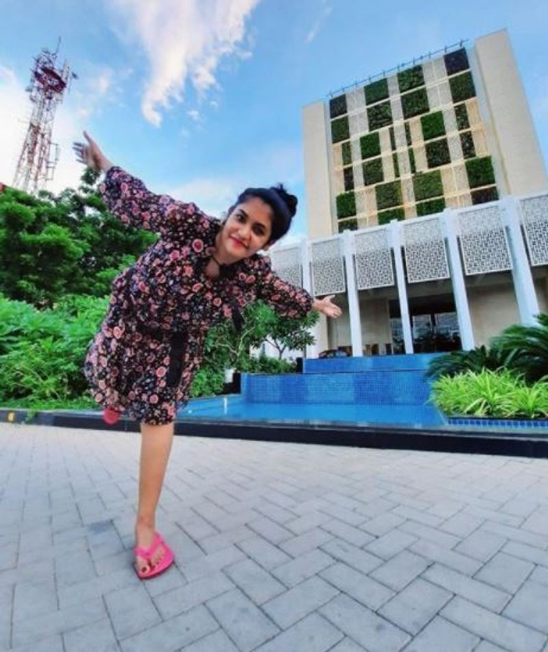 seriyal actress shruthi swimming pool bath photos and short dress photos