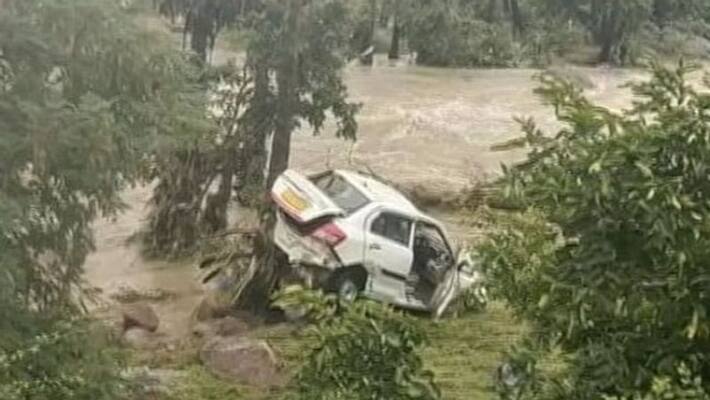Man Heartbreaking Last Call To Friend, Then Car Washed Away Man Heartbreaking Last Call To Friend, Then Car Washed Away