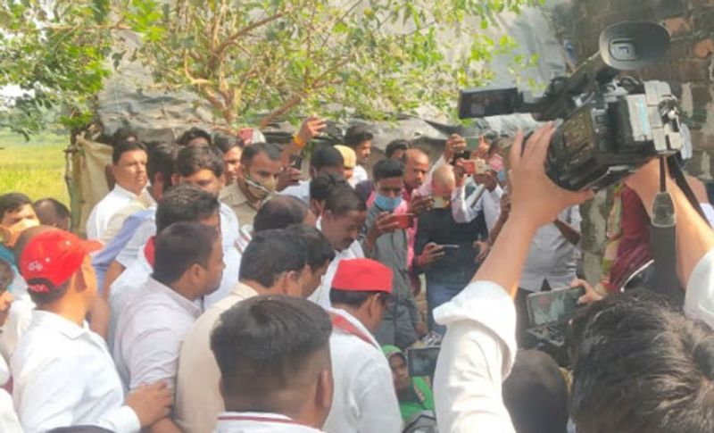 पीड़ित परिवार का कहना है कि पुलिसवालों ने बिना हमसे पूछे बेटी के शव को जला दिया। जबकि हिंदू धर्म में नाबालिग को जलाया नहीं दफनाया जाता है। इसलिए हम चाहते हैं कि इस मामले की जांच CBI करे। ताकी सच्चाई सबके सामने आ जाए। वहीं इस मामले में बाराबंकी एसपी आरएस गौतम ने बताया कि इस घटना की बारीकी से जांच की जा रही है। हत्या- दुष्कर्म के आरोपियों के साथ कड़ी कार्रवाई की जाएगी।