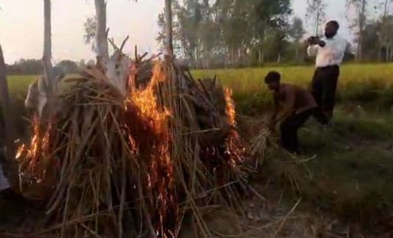 दरअसल, हैवानियत की यह घटना बाराबंकी जिले के सेठमऊ गांव में दो दिन पहले बुधवार को सामने आई थी। जहां एक दलित लड़की खेत में फसल काटने के लिए गई थी। लेकिन वह शाम तक घर नहीं लौटी तो परिजन उसको तलाशन के लिए निकले। उन्होंने मौके पर जाकर देखा तो लड़की का शव खेत में पड़ा हुआ था, जहां उसके शरीर पर कपड़े नहीं थे। हालांकि पुलिस ने दिनेश गौतम नाम के आरोपी को गिरफ्तार किया है जो पीड़िता के गांव का ही रहने वाला है।