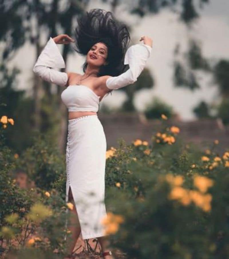 Model and dancer yasha shivakumar plays female lead in yogaraj bhat s padavi poorva mah