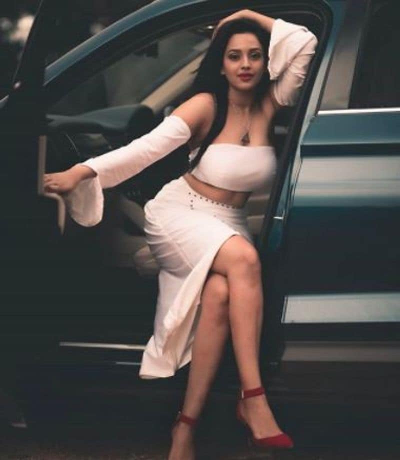 Model and dancer yasha shivakumar plays female lead in yogaraj bhat s padavi poorva mah