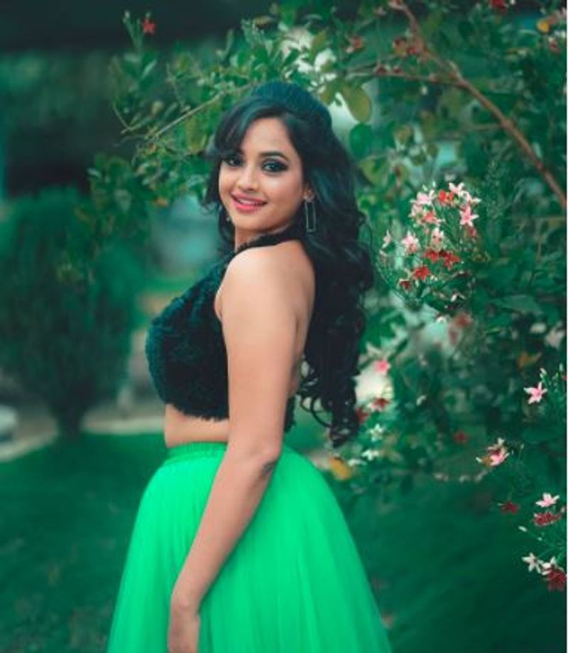Model and dancer yasha shivakumar plays female lead in yogaraj bhat s padavi poorva mah