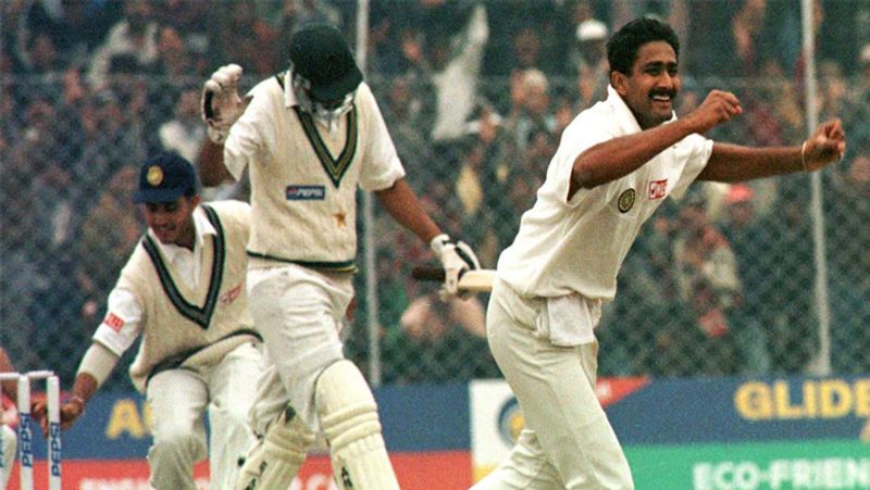 कुंबले ने उस समय सब को चौंका दिया था। जब उन्होंने 1999 में दिल्ली के फिरोजशाह कोटला स्टेडियम में पाकिस्तान के खिलाफ एक पारी में पूरे के पूरे 10 विकेट लिए थे। उनका ये रिकार्ड आज तक कोई नहीं तोड़ पाया है। उनसे पहले 1956 में एक इंग्लैंड के गेंदबाज ने भी ये कमाल किया था। हालांकि अनिल कुंबले ने उसकी तुलना में कम ओवरों को इस्तेमाल किया था। 