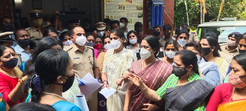 KPCC Womens Unit Held Protest aginst Case against Kusuma grg