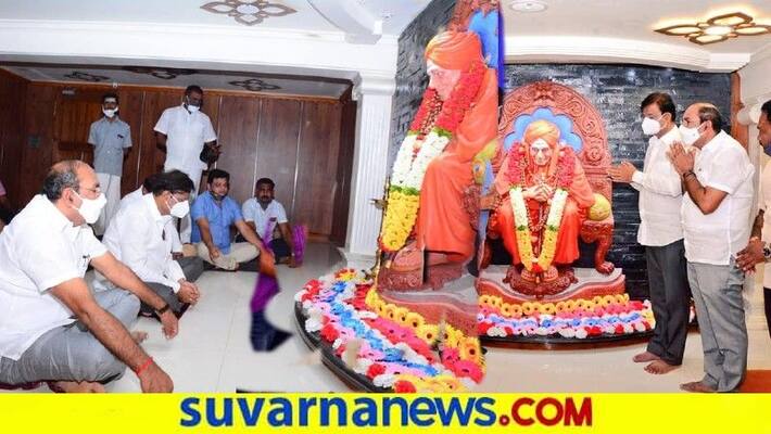 RR Nagar BJP Candidate Muniratna Visits Siddaganga Mutt snr RR Nagar BJP Candidate Muniratna Visits Siddaganga Mutt snr
