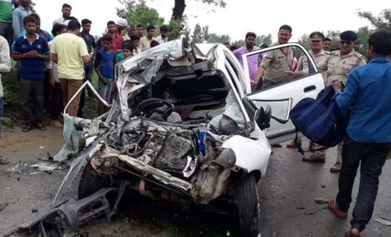 खून से सने लोग चीखते रहे...
टक्कर इतनी तेज थी कि दोनों गाड़ी आपस मे टकराने के बाद खाई में जाकर पलट गई। देखते ही देखते बस में यात्रियों के बीच चीख पुकार मच गई शोर सुनकर पास के और राहगीर सभी मौके पर पहुंच। लोगों ने देखा किसी का हाथ कट गया तो किसी के सिर से खून बह रहा था। घटना की जानकारी लगते ही एसपी पीलीभीत जयप्रकाश मौके पर पहुंचे और मामले की जानकारी लेते हुए घायलों को पीलीभीत जिला अस्पताल रेफर किया गया।