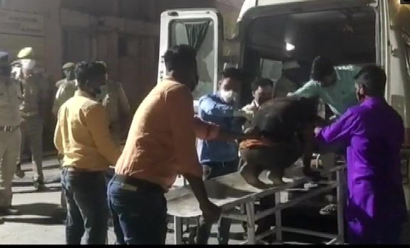 इस वजह से हुआ यह दर्दनाक हादसा
बता दें कि मृतकों की अभी शिनाख्त नही हो पाई है, वहीं कुछ घायलों की पहचान कर ली गई है। बताया जाता है कि हादसे की वजह ड्राइवर को नींद की झपकी आना है। बस में सवार सभी यात्री सुकून की नींद सो रहे थे, अगले ही पल देखा तो वह खाई में पड़े हुए थे। किसी का बच्चा दबा हुआ था तो किसी मां बचाओ-बचाओ चीख रहे थे। वहीं कुछ लोग तो समझ ही नहीं पाए कि यह क्या हो गया।