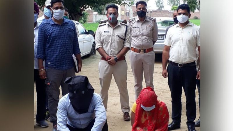 यह मामला अगस्त में हरियाणा के सिरसा में सामने आया था। गश्त के दौरान पुलिस ने पंजाब सीमा पर लगे मुसाहिबवाला नाके के पास बाइक सवार महिला व पुरुष को रुकवाया था। इनके पास से तीन लाख रुपए के नकली नोट पकड़े गए थे। आरोपी गगनदीप उर्फ गगन पंजाब में रहता है। जबकि हरपाल कौर उर्फ प्रीत सिरसा में। दोनों भाई-बहन लगते हैं। 