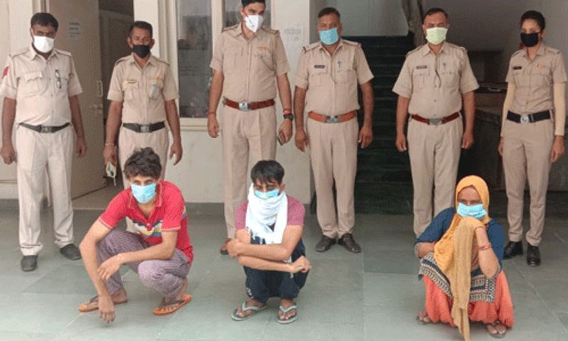  पुलिस के अनुसार, रविंदर सिंह उर्फ बब्बी पहले भी बठिंडा में नकली नोट चलाते पकड़ा गया था। पुलिस को सूचना मिली थी कि यह डबवाली में सक्रिय हो रहा है। आगे पढ़ें...भाई-बहन निकले थे नकली नोट खपाने...