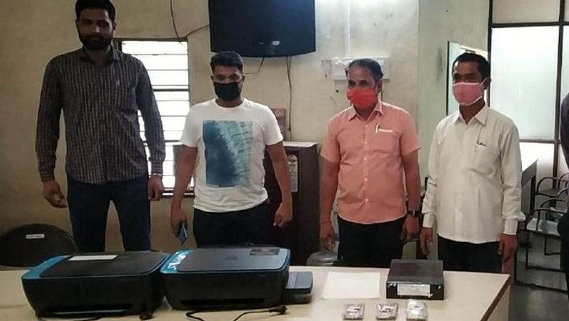 पुलिस ने सुनीता के घर से दो कलर प्रिंटर और लाखों के के नकली नोट बरामद किए। सुनीता के पति गणेश सावंत खुद हैरान है कि उनकी पत्नी ऐसा कुछ करती थी। गणेश ने पुलिस को बताया कि सुनीता अपने भाई के साथ बंद कमरे में घंटों रहती थी। लेकिन कभी उसने पूछा नहीं। हालांकि पुलिस को अंदेशा है कि सुनीता के पति को भी इसकी जानकारी हो सकती है। या फिर वो भी इसमें शामिल हो सकता है। आगे पढ़िए... रात को साथियों के साथ मिलकर नकली नोट छापती थी यह महिला...