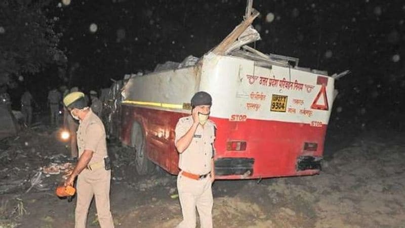 तस्वीर में साफ तौर पर देख सकते हैं कि किस तरह से बस पलटी खाकर खाई में गिरी हुई है।