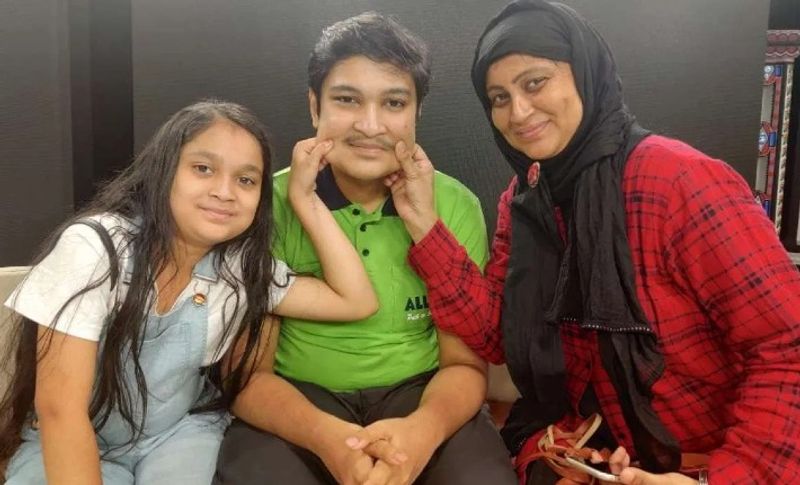 ढाई साल से नहीं गया अपने घर
बता दें कि शोएब पढ़ाई और अपने लक्षय के लिए इतना जुनूनी था कि वो पिछले ढाई साल से अपने घर तक नहीं गया। इतना ही नहीं कोरोना महामारी में लगे लॉकडाउन में भी वह कोटा में रहकर मेडिकल परीक्षा की तैयारी करता रहा। शोएब वर्ष 2018 में मेडिकल एंट्रेंस एग्जाम की कोचिंग के लिए कोटा आया था। जहां उसने जी जान से मेहनत करके तैयारी की। जब तक परीक्षा नहीं हो गई वह घर नहीं गया।