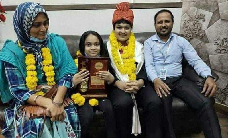 परिवार से पहला डॉक्टर बनेगा शोएब
बता दें कि शोएब के परिवार में कोई डॉक्टर परिवार नहीं है, पिता शेख मोहम्मद कंस्ट्रक्शन का काम करते हैं और जिन्होंने बीकॉम तक पढ़ाई की है। वहीं मां सुल्ताना रिजया एक गृहिणी हैं और बीए पास हैं। वहीं उनके दादा बेकरी की दुकान चलाते थे। शोएब ने बताया कि मेरी बचपन से ही रुचि साइंस में थी और मेडिकल फील्ड में जाना चाहता था। पापा का भी सपना था कि मैं देश का सबसे अच्छा डॉक्टर बनूं।