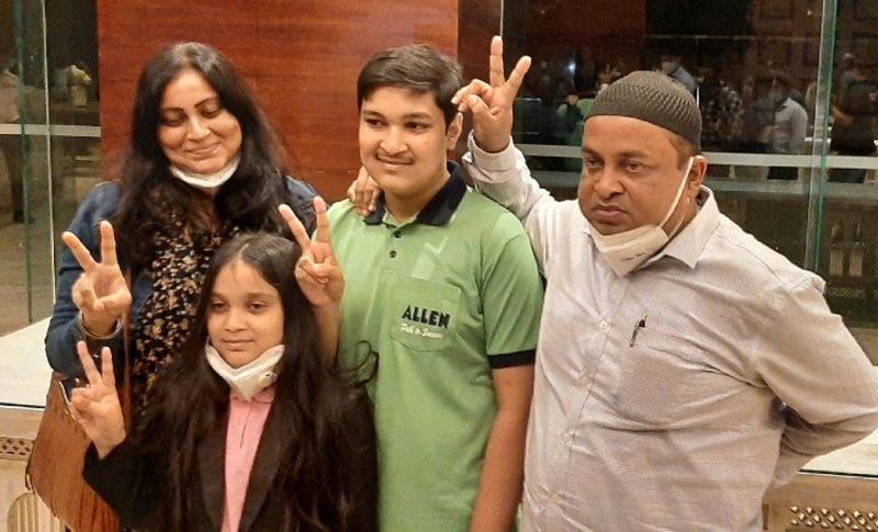 720 में से 720 अंक लाकर रचा इतिहास
दरअसल. शोएब आफताब मूल रूप से उड़ीसा के राउकरेला का रहने वाला है। लेकिन पिछले तीन साल से वह कोटा शहर में NEET की तैयारी कर रहा था। शुक्रवार को आए नीट के परिणामों में शोएब ने ऐसा इतिहास रचा कि उसने 720 में से 720 अंक लाकर एक अलग ही कीर्तिमान बना दिया। शोएब की इस कामयाबी से ना उनके माता-पिता बल्कि पूरा देश उनपर गर्व करता है।
